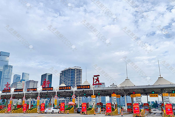 戶(hù)外LED廣告機(jī) LED燈桿屏.jpg